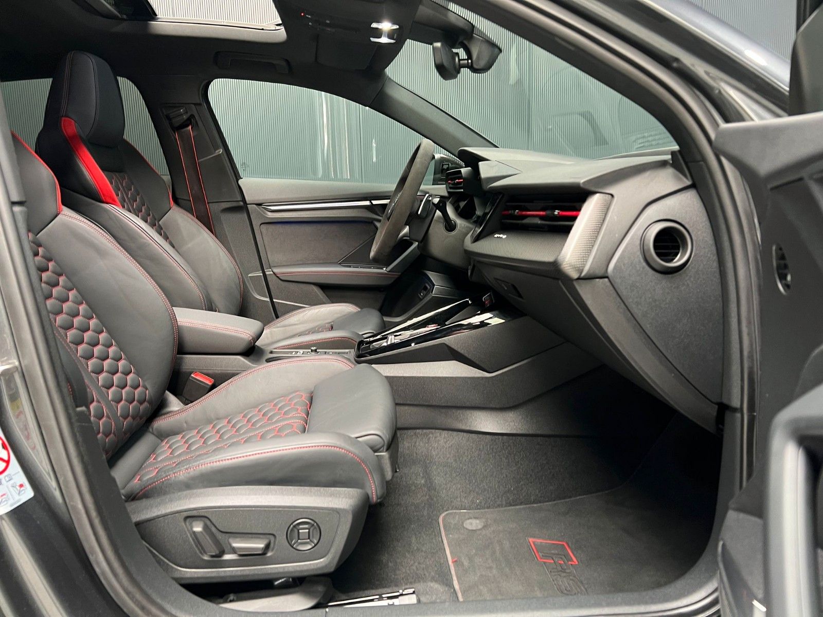 Audi RS3 2.5 TFSI quattro — photo 12