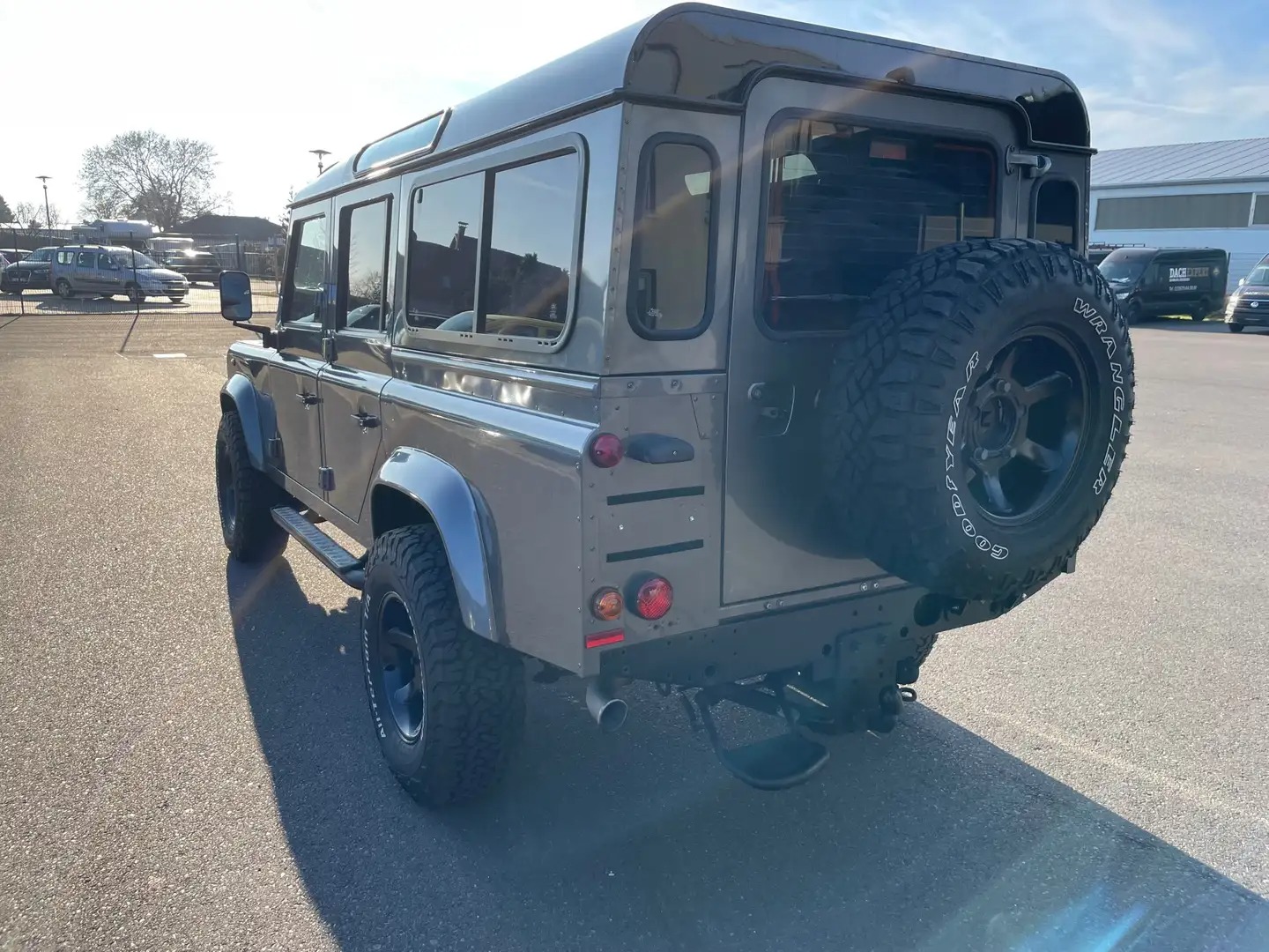 Land Rover Defender 110 DPF Station Wagon LXV — fotografie 3