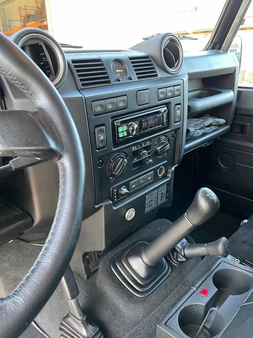 Land Rover Defender 110 DPF Station Wagon LXV — fotografie 12