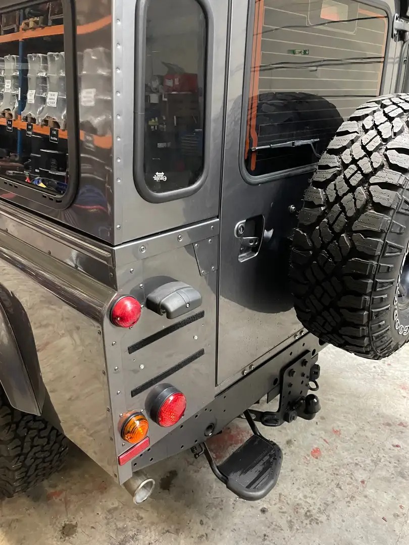 Land Rover Defender 110 DPF Station Wagon LXV — fotografie 8