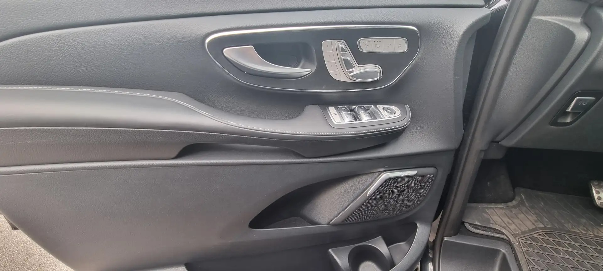 Mercedes-Benz V 300d Compact 4MATIC 9G-TRONIC Edition — fotografie 14