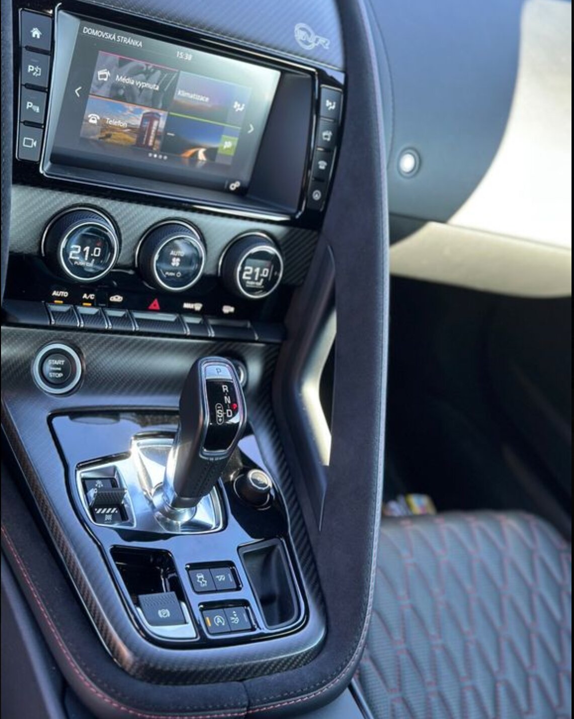 2019 Jaguar F-Type SVR 5.0 — fotografie 9