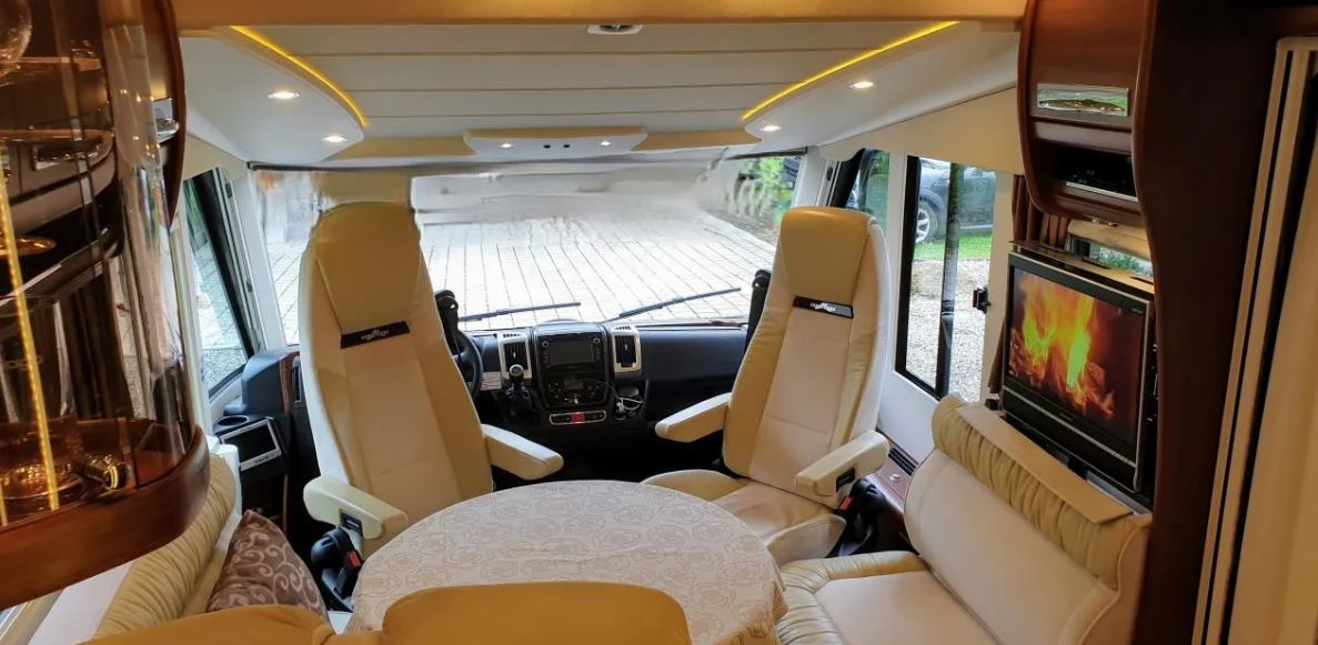 Carthago Chic E-Line I49 Yachting – Luxury Travel Redefined — photo 9